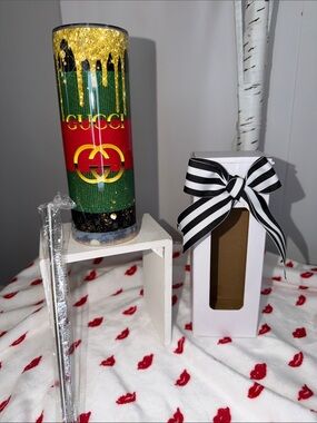 NWOT insulated fashion drink thermos. Gift box,metal straws/brush included!